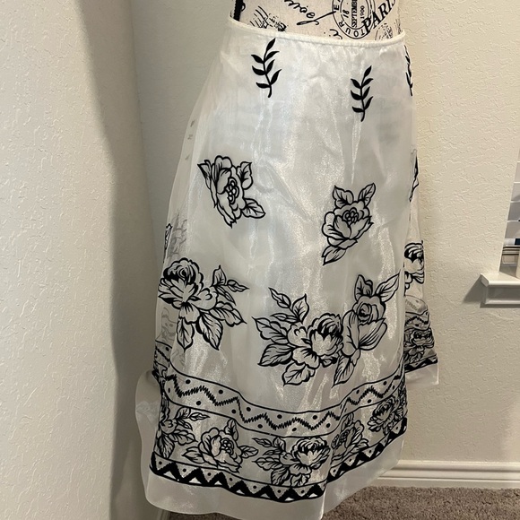 MSK Black and White Floral A-Line Skirt - Picture 2 of 11